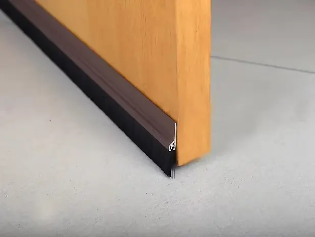 BAS DE PORTE ALUMINIUM MARON BALAIS